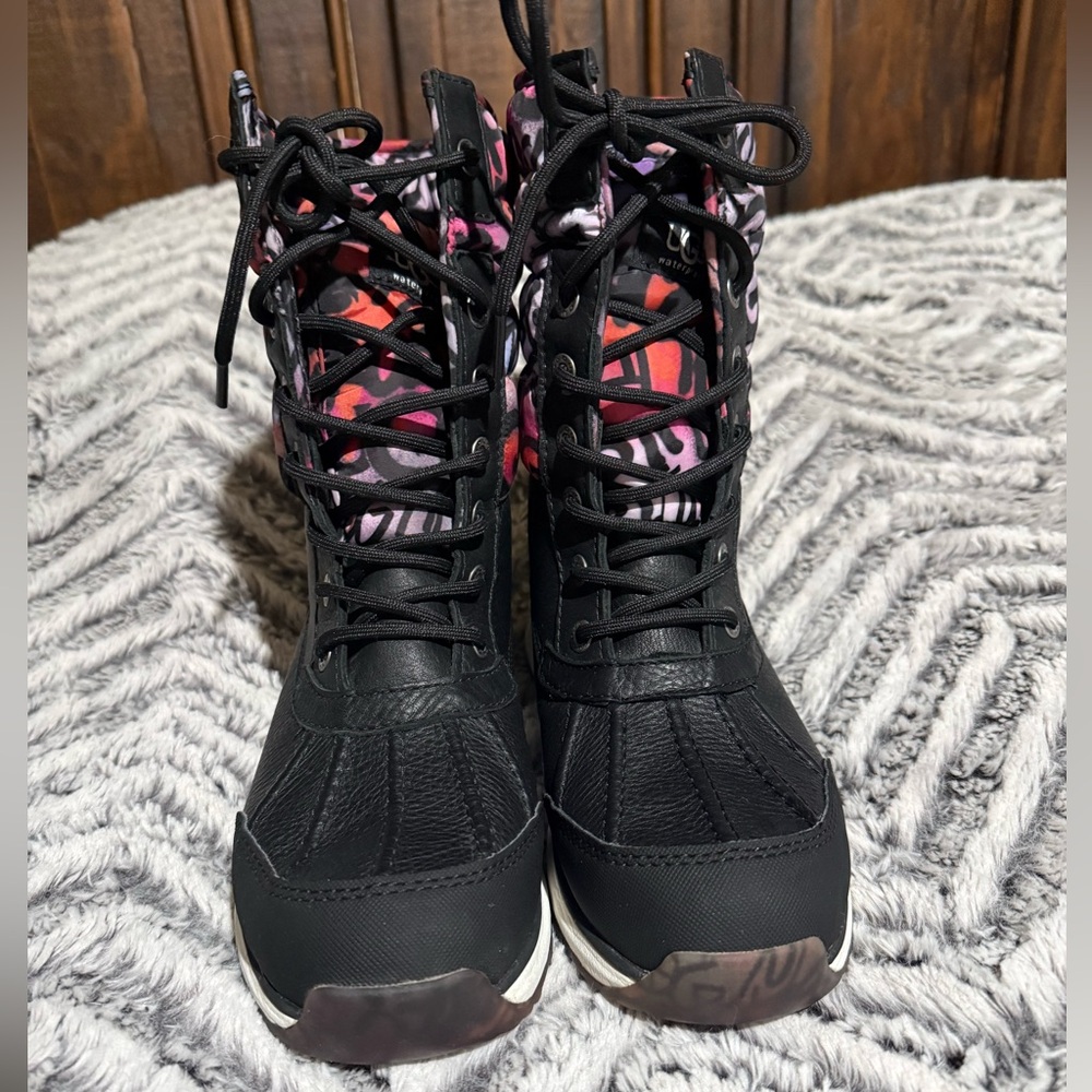 (NWOT)UGG Women's Adirondack III Graffiti Waterproof Boots - Picture 5 of 12